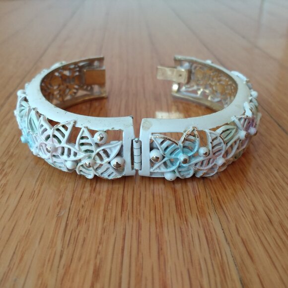 Vintage Bangle Bracelet Hinged Floral Openwork Painted White Pastel Gold Tone - Picture 9 of 13